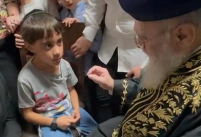 הראשון לציון מנחם את היתום של הנרצח בפיגוע: "רק התפילות של אבא שלך יעזרו לך"