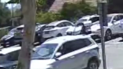 לא הצליח לעבור עם הקולנועית בחנייה - ויצא למסע נקמה ברכב הסמוך | צפו