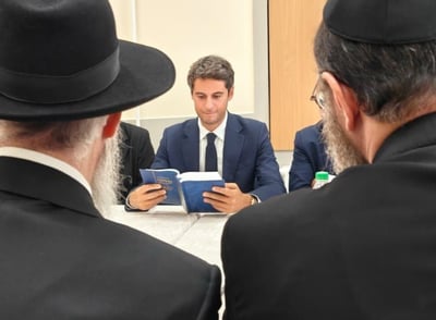 היורש של מקרון? הכוכב הפוליטי של צרפת נשנק מבכי בביקור היהודי
