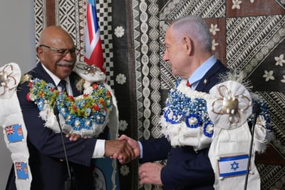 עם זרי פרחים בטקס