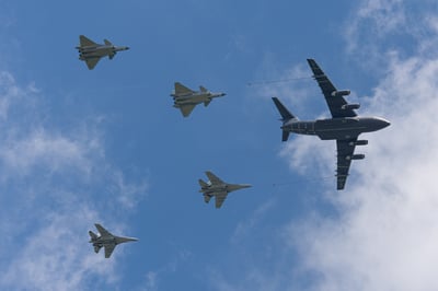 סין משנה את מאזן הכוחות: 300 מטוסי חמקן J-20 בשמים | צפו