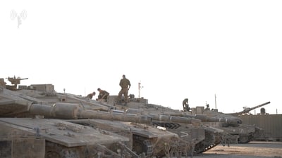 שישובו בשלום: חיילי צה"ל מכינים את הטנקים - רגע לפני הכניסה לעיר הטרור | תיעוד 