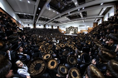 האדמו"ר מצאנז בטיש נעילת החג ר"ה