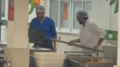 מחלק אוכל עם.. את חפירה