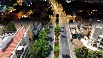 תיעוד יוצא דופן מהרחפן: רחוב אחד באלעד, ביום ובלילה - בו זמנית | צפו