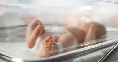 חריג בקיץ: תינוק בן 7 חודשים אושפז בטיפול נמרץ ילדים, הורדם והונשם בעקבות נגיף ה-RSV 