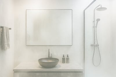  הקירות מזיעים, המראה מתערפלת והתחושה היא כאילו אנחנו בתוך סאונה