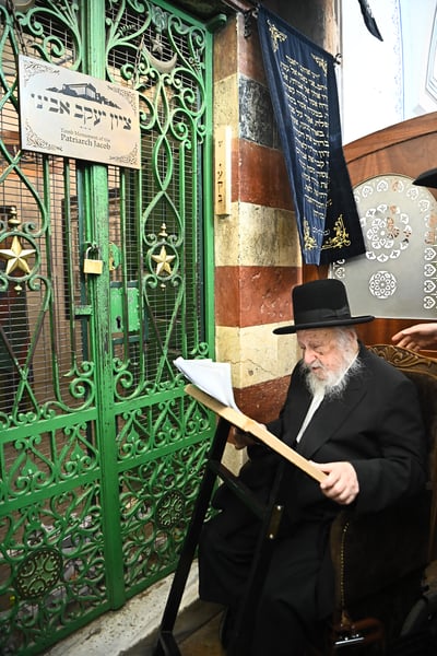 הגרב"ד פוברסקי בתפילה במערת המכפלה בחברון