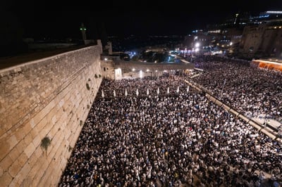 יחד עם שורדי השבי: מעל מאה אלף מתפללים במעמד הסליחות המרכזי של ערב יום כיפור בכותל המערבי