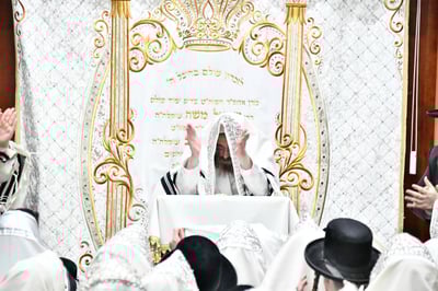 מוצאי יום כיפור בחצה"ק סאדיגורה