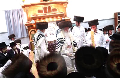 מוצאי יום כיפור אצל האדמו"ר מנדבורנה ירושלים