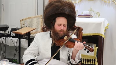 קול מיתרי הכינור שעורר לבבות ב'שכונת הסופרים' | צפו בתיעוד