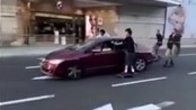 התיעוד והסערה: נוסע ביום כיפור וגורר ברכב נערים על סקייטבורד | צפו