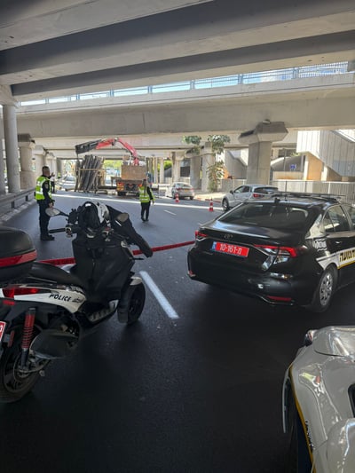 משאית התנגשה בגשר, צינורות נפלו על הכביש; עומסים רבים במקום
