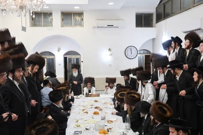 מוצאי יום כיפור אצל האדמו"ר מקרעטשניף סיגעט