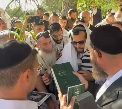 הרב הלפרין עם הינוקא