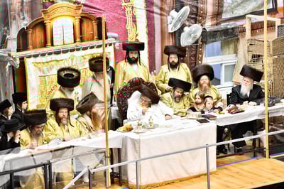 האדמו"ר מתולדות אברהם יצחק בטיש חוה"מ סכות