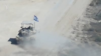 עם דגל ישראל גדול: הטנקים מתמקמים בעמדות החדשות בעזה | צפו