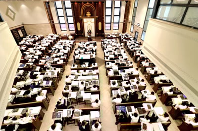 הגאון רבי חיים פרץ ברמן בשיעור בבית כנסת חניכי הישיבות 