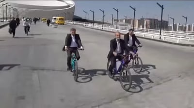 הנשיא רוכב על אופניו