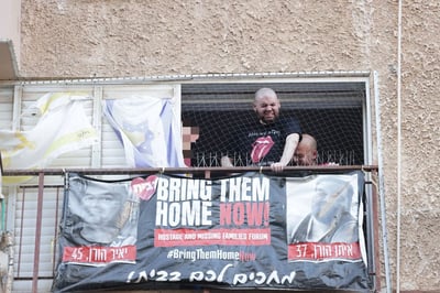 איתן הורן יצא למרפסת ביתו ודמע מול הקהל המריע: "תמיד האמנתי שאגיע, ייקח לי כמה ימים לעכל"
