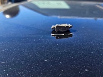 הרסיסים שנפלו על רכבי האבטחה