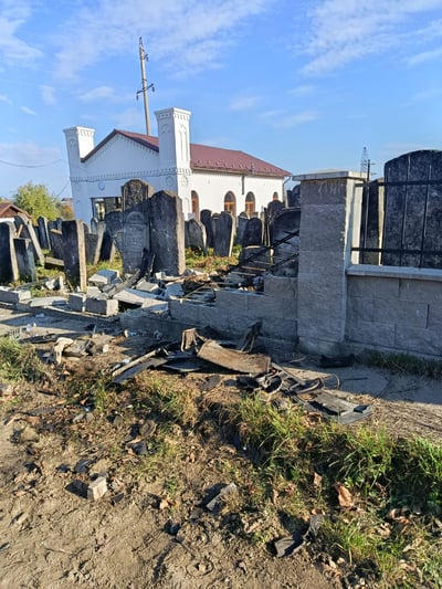 מראה ההרס בבית העלמין בויזניצא