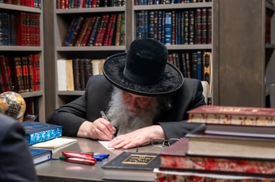 הגר"ש אלתר בכתיבת מכתב