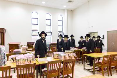 מעמד קביעת מזוזה בבנייני הישיבות בחצה"ק באבוב 45