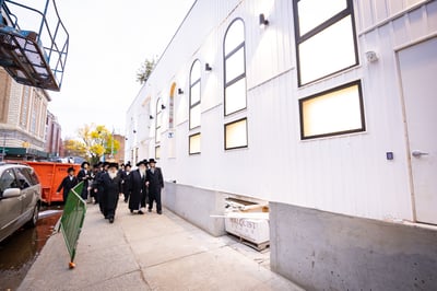 האדמו"ר מצאנז קלויזנבורג בסיור על השטח בעת הבנייה