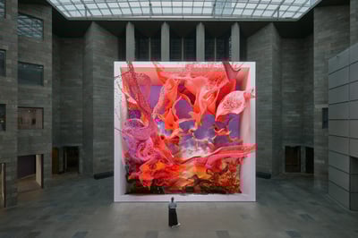 קיר ענקי ובו יצירה משתנה שיצר מודל AI