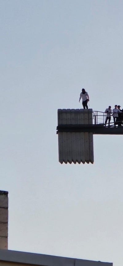 תיעודים בלתי נתפסים מירושלים: צעירים מטפסים על מנופים ואתרי בנייה תוך סיכון חיים