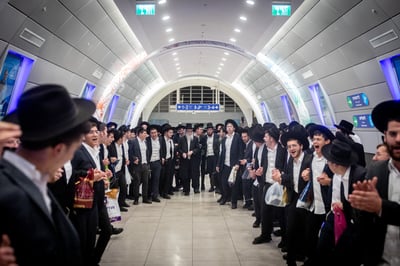 המוני בני הישיבות, לפני זמן קצר בתחנת הרכבת בירושלים