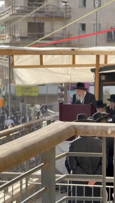 ברוב עם הדרת מלך: האדמו"ר מגור בתפילת מנחה במרפסת עצרת המיליון