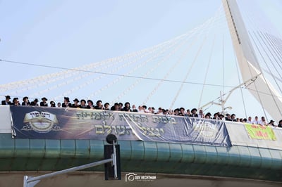 השלטים, המרפסות, רכבי החירום: תיעוד ראשון מהרבבות בדרך לעצרת