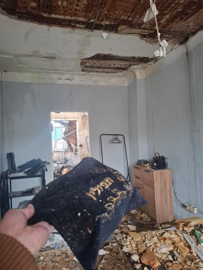 המשרד ברקע המשרד שהופגז