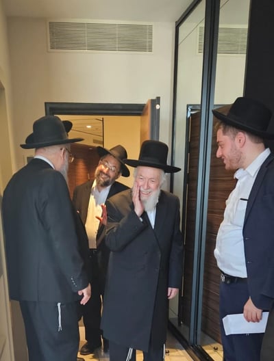 מדוע הגר"י זילברשטיין לא רצה להיכנס לחדר המפואר בבית המלון?