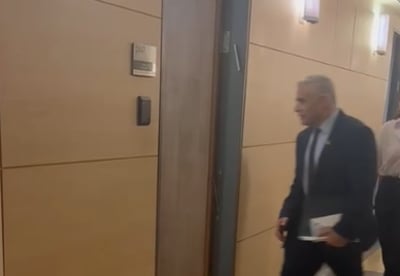 ראש האופוזיציה לפיד נכנס ללשכתו של ח"כ מקלב