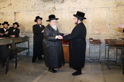 האדמו"ר מספינקא בתפילה ע"י ה'כותל המערבי'