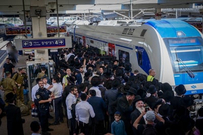 חרדים עולים לעצרת דרך הרכבת