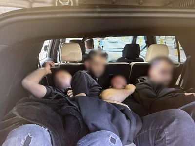 הבג'אז נפתח ואלו האנשים שהתגלו בפנים | הנהג ניסה לתרץ: "לקחתי אותם טרמפ"