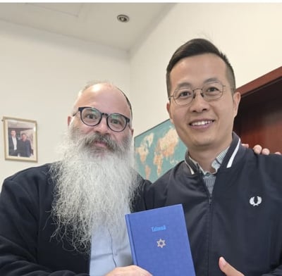 מפגש מפתיע במחוז שאנדונג: הסוד של מנהל המפעל הסיני לרב החרדי