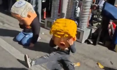 עם כיפה לראשו - כך נראו הבובות של ביבי וטראמפ במצעד השנאה בטהראן | צפו