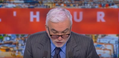 מרגש: העיתונאי הצרפתי מחה בשידור על ניצחונו של ממדאני האנטישמי