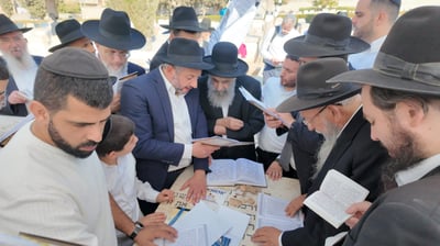 הגר"מ צדקה בעליה לציון אביו זצ"ל ביום ההילולא