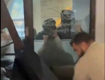 במפגש עם חיילי צה"ל: סטודנטים יהודים הותקפו באלימות בטורונטו | צפו ברגעי הדרמה