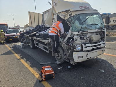 אוטובוס ומשאית התנגשו: שישה נוסעים נפצעו, הדופן הארוכה 'גולחה'