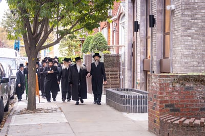 האדמו"ר מצאנז קלויזנבורג בסיור בבנייני המוסדות