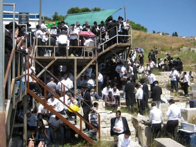 המונים פוקדים את ציון רבי לייב בעל הייסורים זצ"ל