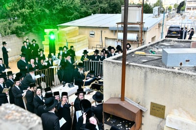 האדמו"ר מטשערנוביל בתפילה על ציון אביו זצ"ל